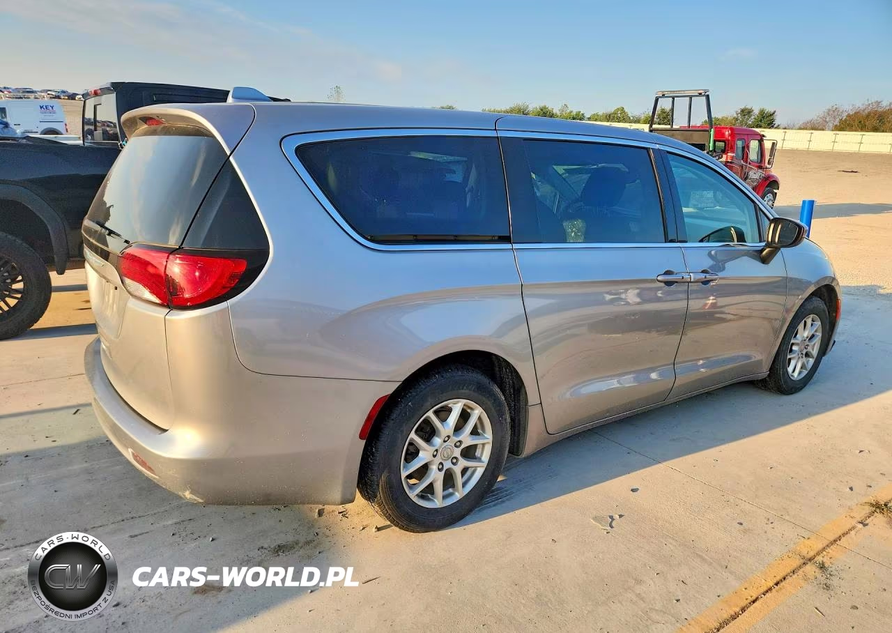 2017 Chrysler Pacifica Touring VIN:2C4RC1DG6HR723123 - 3