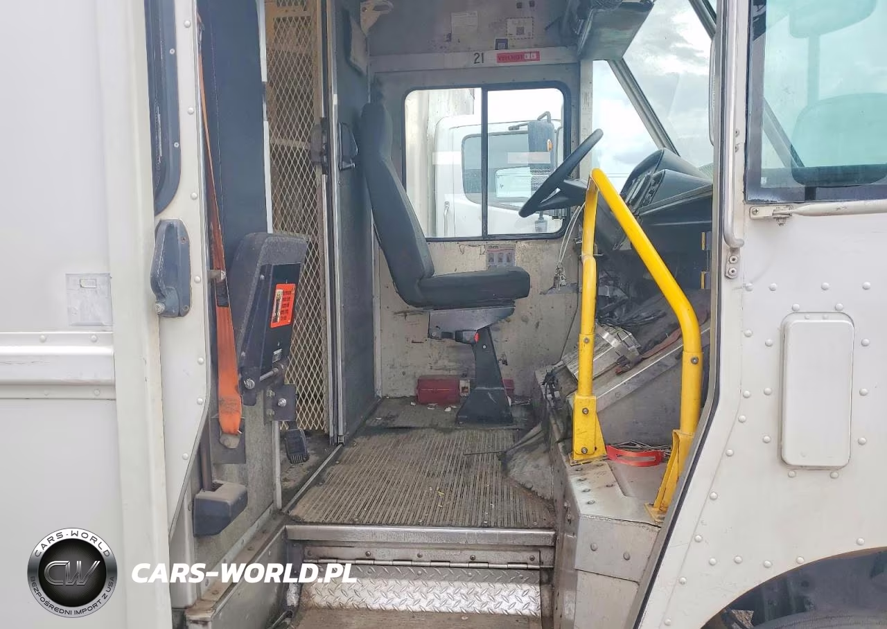 2004 Freightliner Mt45 Chassis Delivery Truck VIN:4UZAANBW14CM64480 - 11
