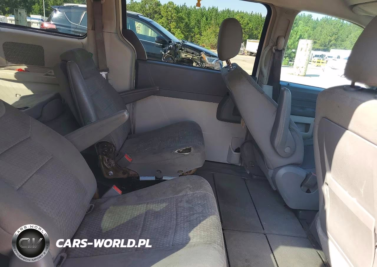 2008 Chrysler Town & Country Lx VIN:2A8HR44H58R721070 - 10