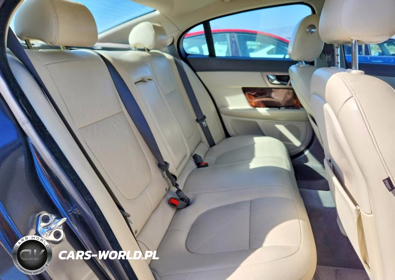 2011 Jaguar Xf Premium VIN:SAJWA0GB3BLR95438 - 10
