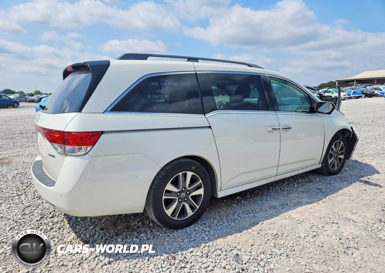 2015 Honda Odyssey Touring VIN:5FNRL5H96FB026384 - 3