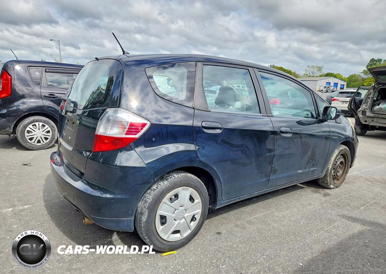 2013 Honda Fit VIN:JHMGE8H39DC080088 - 3