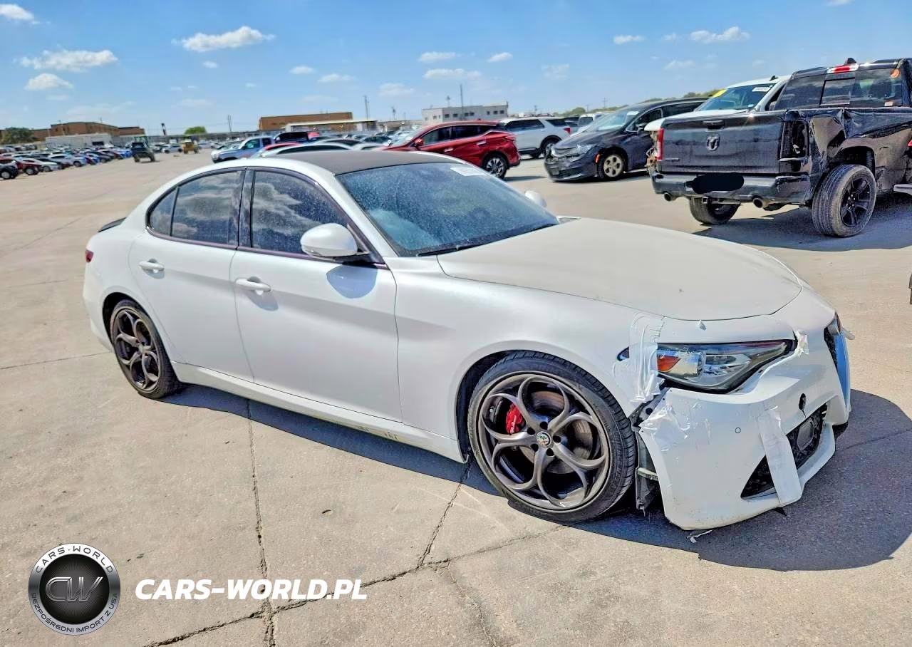2017 Alfa Romeo Giulia Ti VIN:ZARFAECN0H7543661 - 4