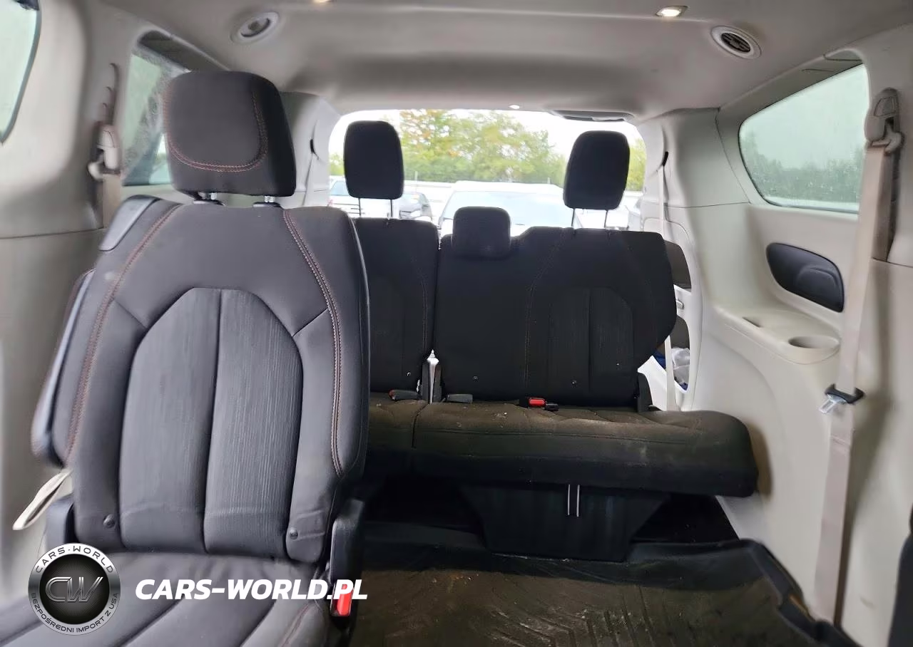 2018 Chrysler Pacifica Touring Plus VIN:2C4RC1FG5JR125737 - 10