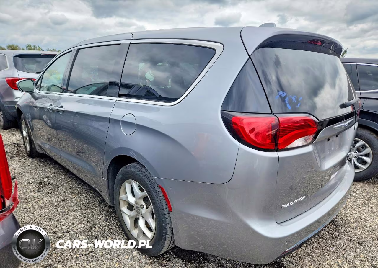 2018 Chrysler Pacifica Touring Plus VIN:2C4RC1FG5JR125737 - 2