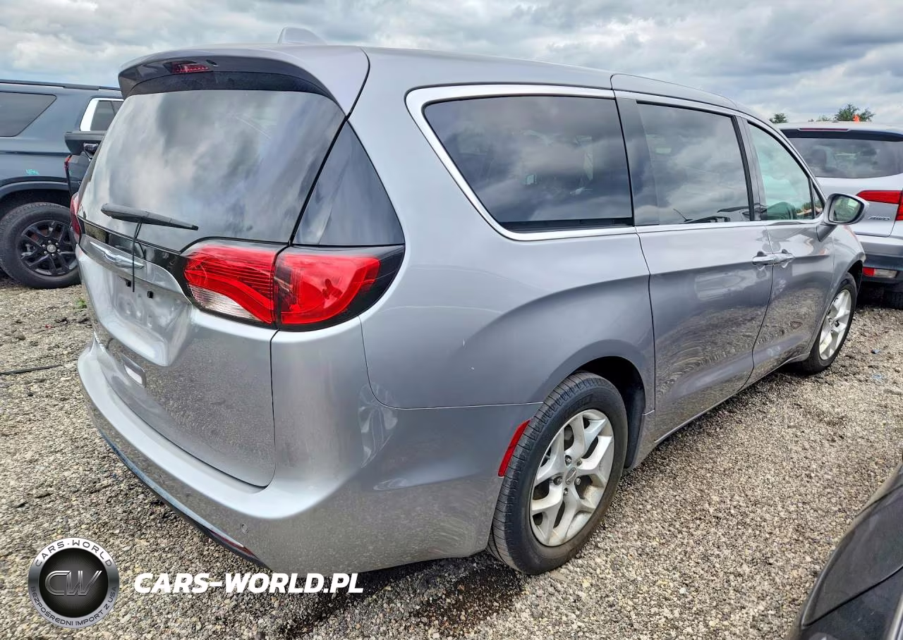 2018 Chrysler Pacifica Touring Plus VIN:2C4RC1FG5JR125737 - 3