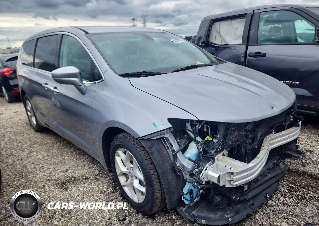 2018 Chrysler Pacifica Touring Plus VIN:2C4RC1FG5JR125737 - 4
