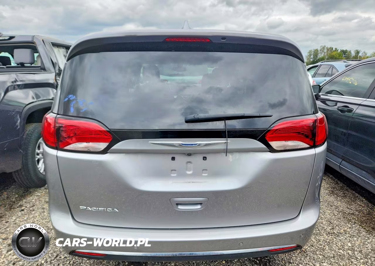 2018 Chrysler Pacifica Touring Plus VIN:2C4RC1FG5JR125737 - 6