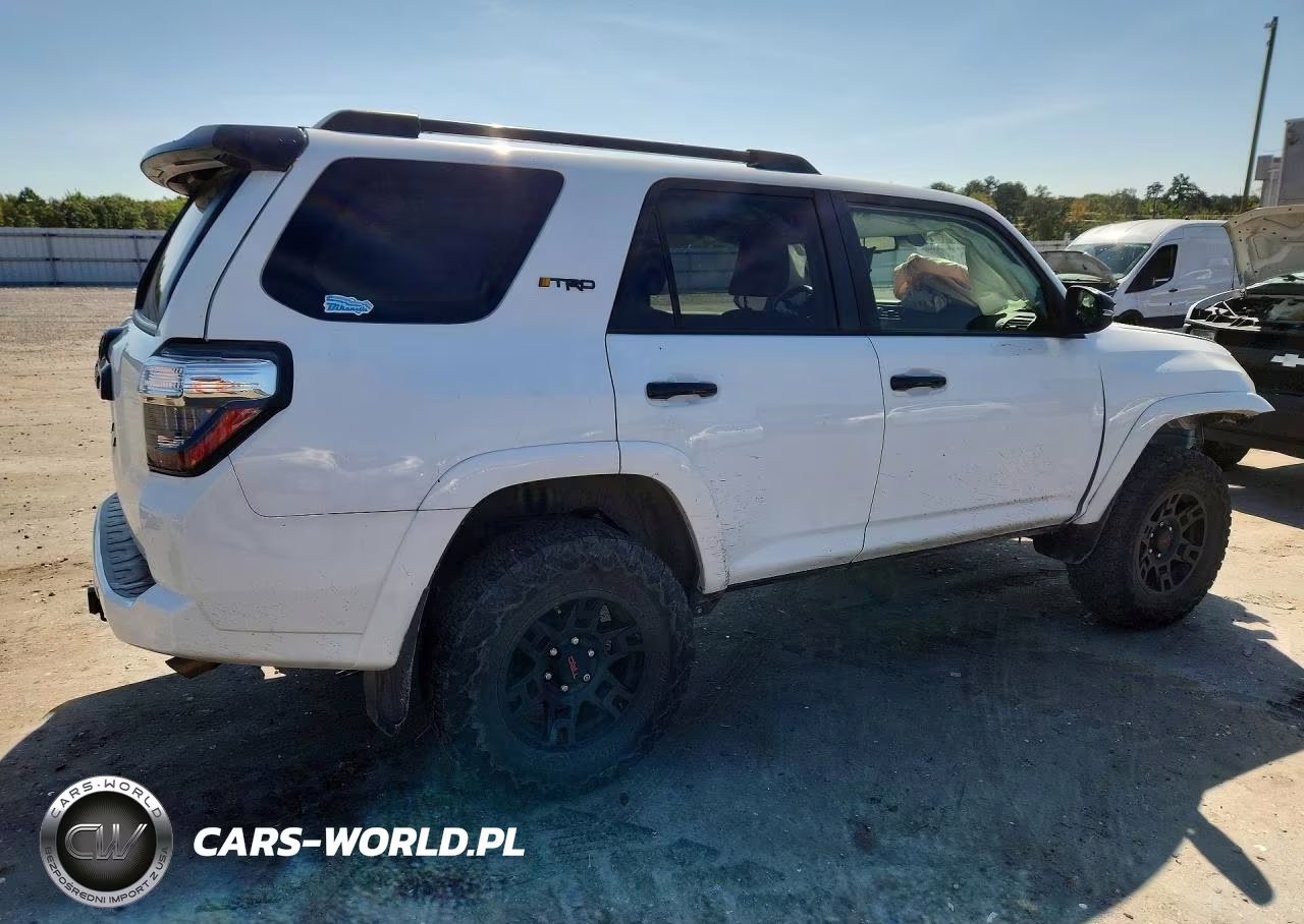 2021 Toyota 4Runner Venture Edition VIN:JTEHU5JR0M5945634 - 3