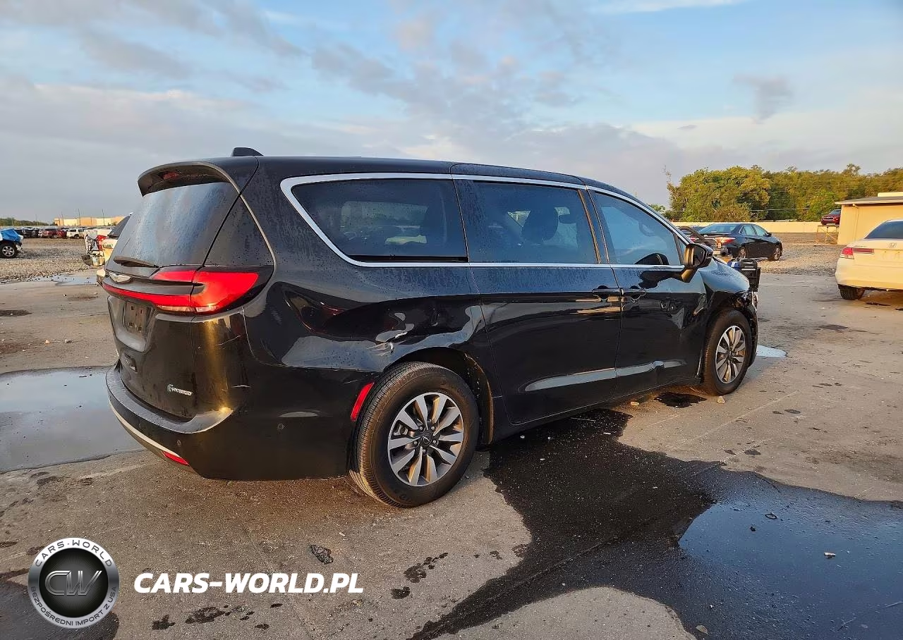 2023 Chrysler Pacifica Hybrid Touring L VIN:2C4RC1L79PR572679 - 3