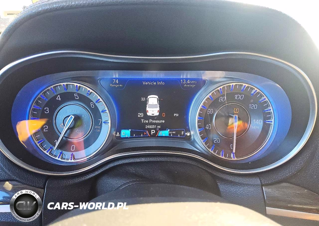 2018 Chrysler 300 Touring VIN:2C3CCAAG0JH278095 - 9
