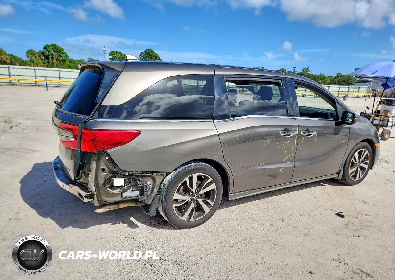 2018 Honda Odyssey Elite VIN:5FNRL6H93JB018984 - 3