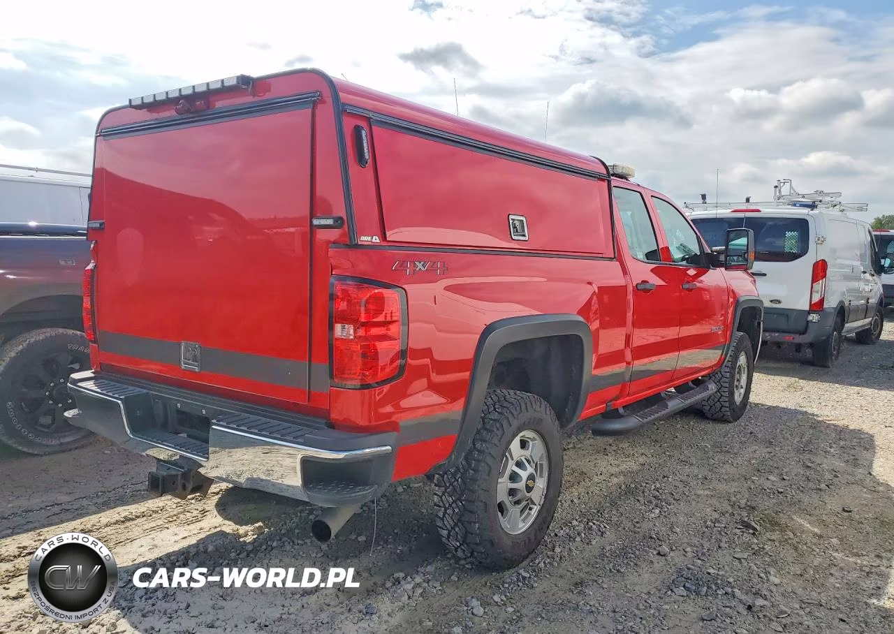 2018 Chevrolet Silverado K2500 Heavy Duty VIN:1GC2KUEG0JZ137243 - 3