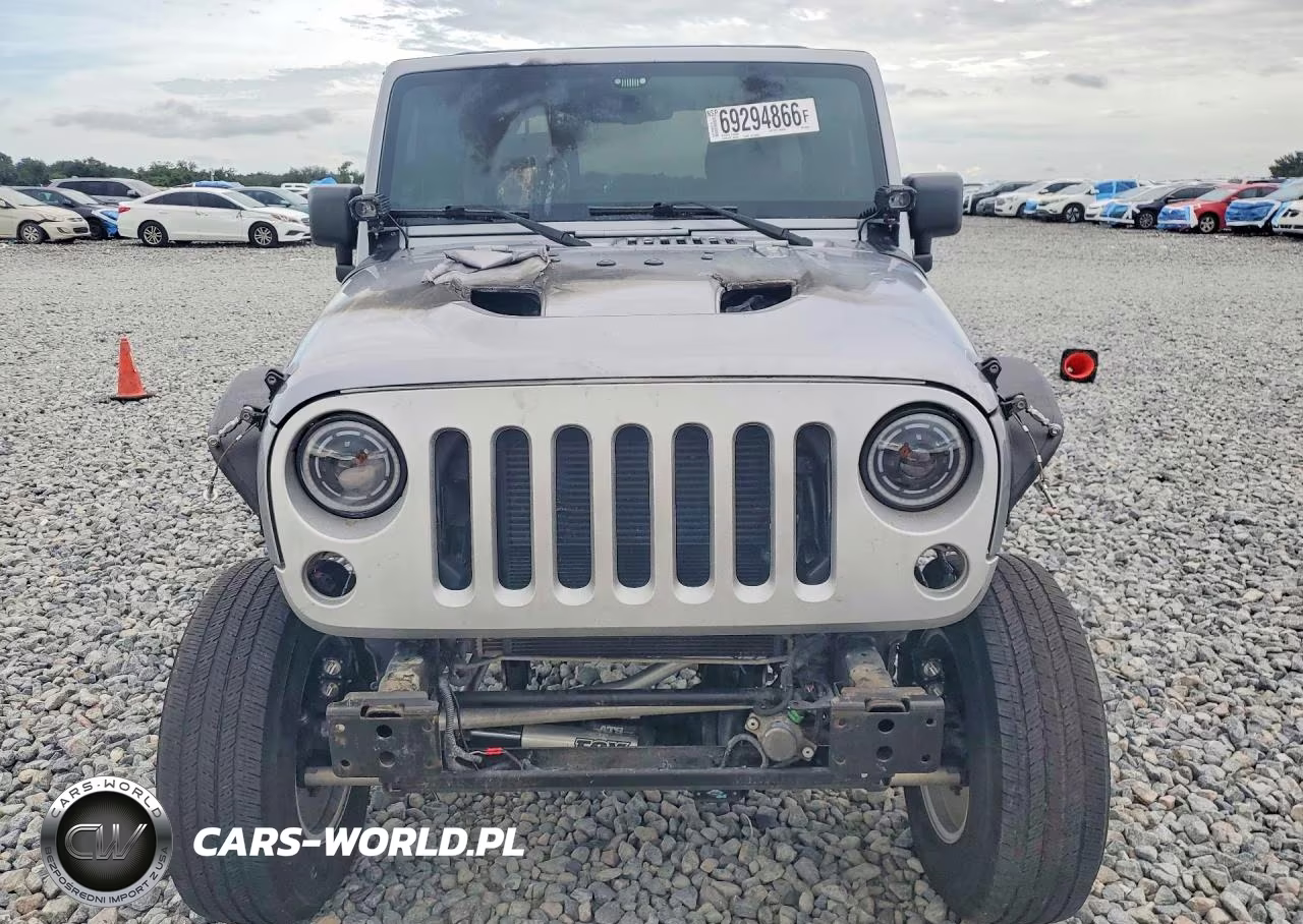 2015 Jeep Wrangler Unlimited Sport VIN:1C4BJWDG6FL569264 - 5