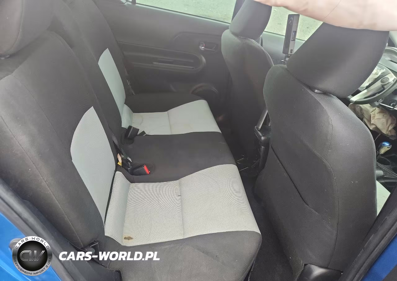 2015 Toyota Prius C Two VIN:JTDKDTB3XF1576333 - 10