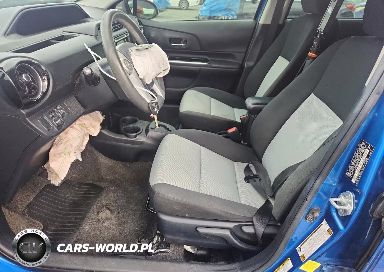 2015 Toyota Prius C Two VIN:JTDKDTB3XF1576333 - 7