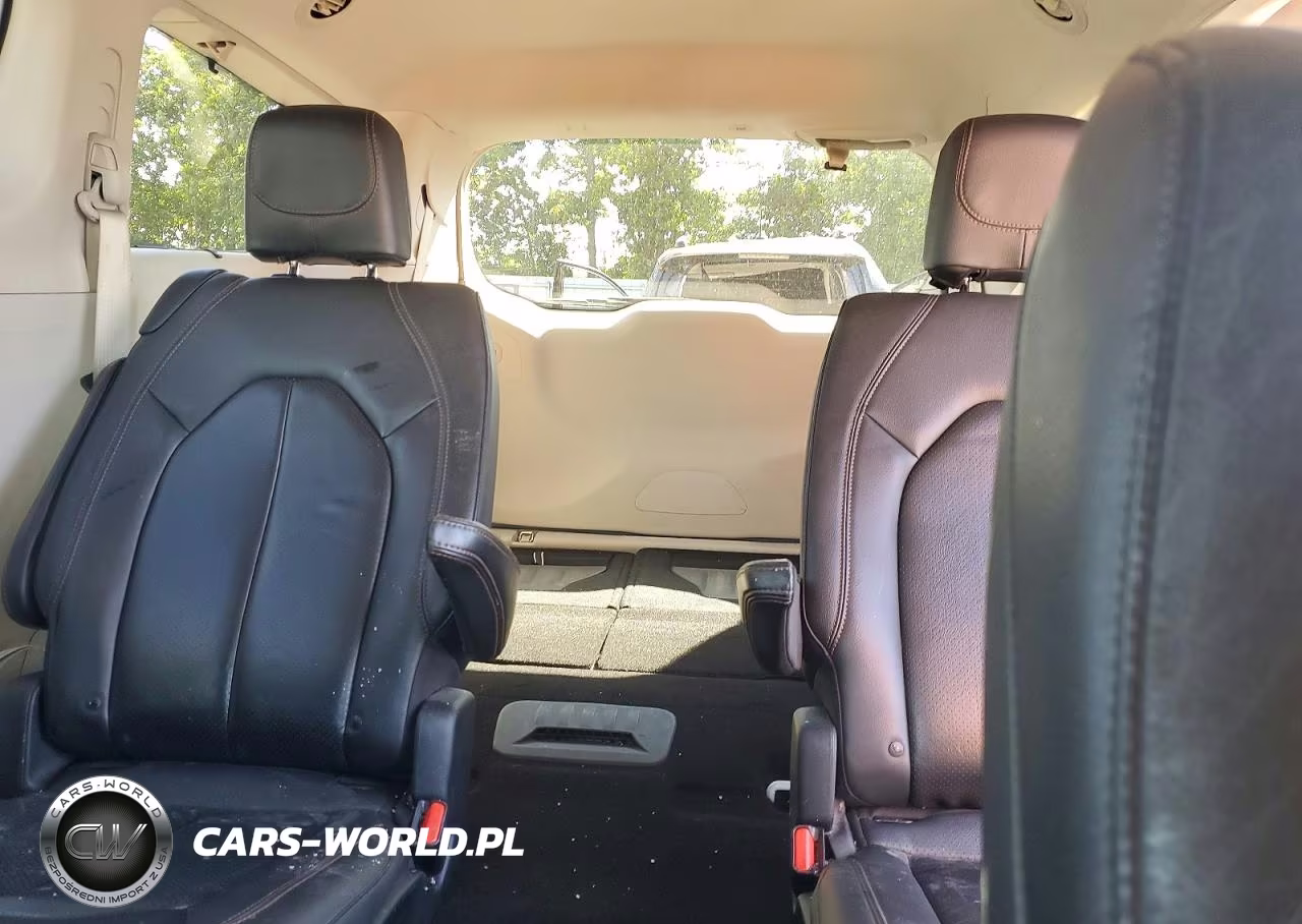 2020 Chrysler Pacifica Touring L VIN:2C4RC1BG0LR105761 - 10