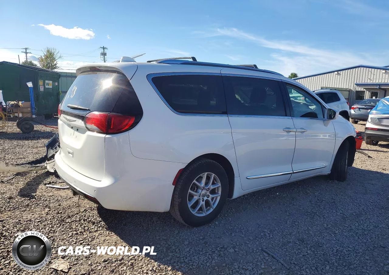 2020 Chrysler Pacifica Touring L VIN:2C4RC1BG0LR105761 - 3