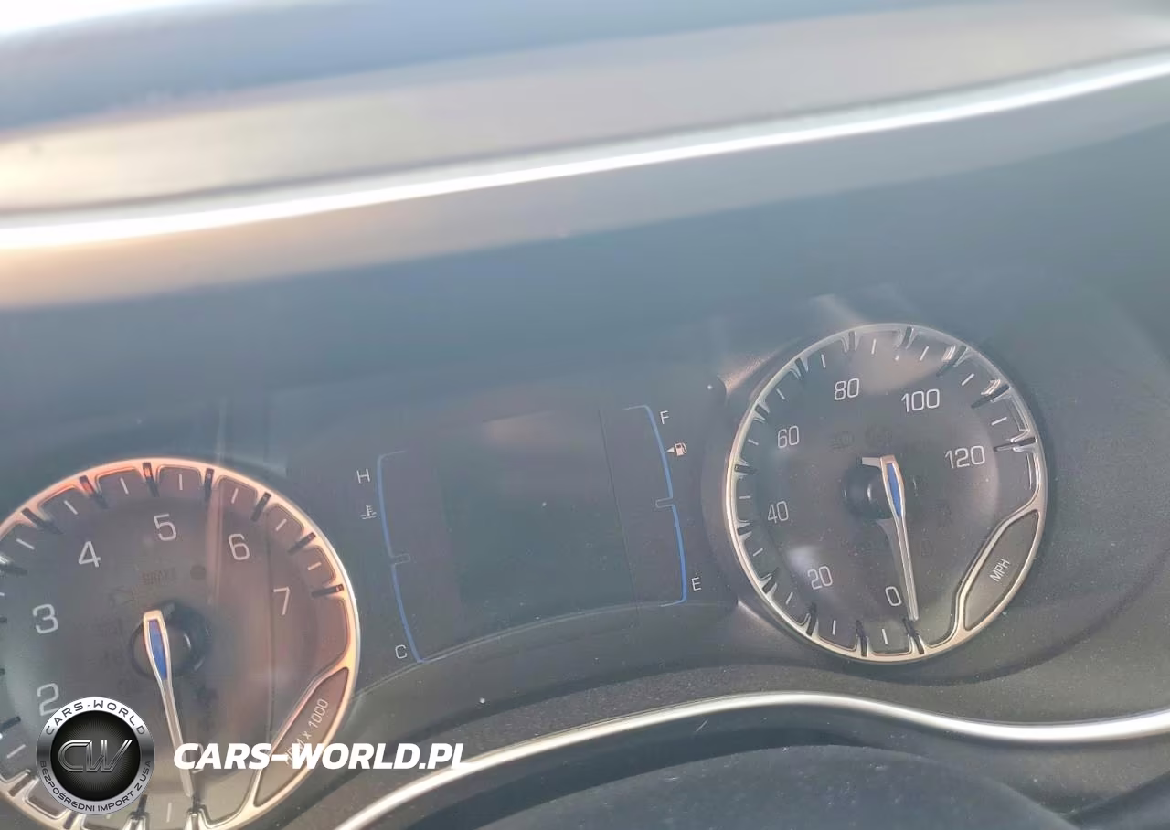 2020 Chrysler Pacifica Touring L VIN:2C4RC1BG0LR105761 - 9