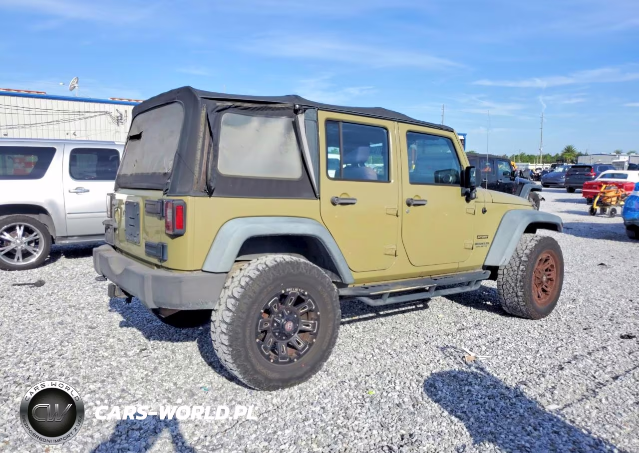 2013 Jeep Wrangler Unlimited Sport VIN:1C4BJWDG8DL585107 - 3