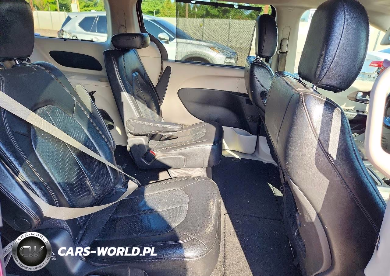 2019 Chrysler Pacifica Touring L VIN:2C4RC1BG9KR559926 - 11