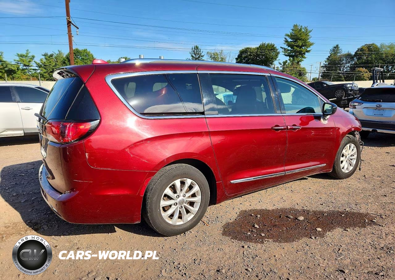 2019 Chrysler Pacifica Touring L VIN:2C4RC1BG9KR559926 - 3
