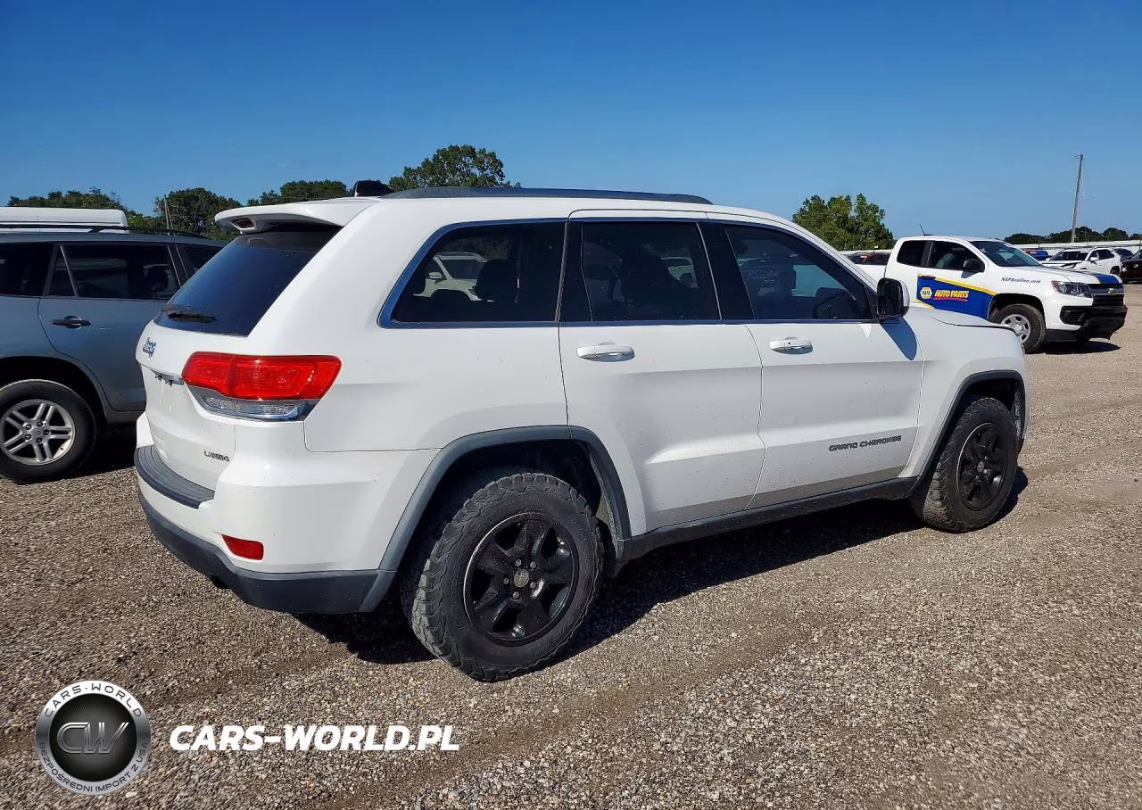 2015 Jeep Grand Cherokee Laredo VIN:1C4RJEAG4FC668565 - 3