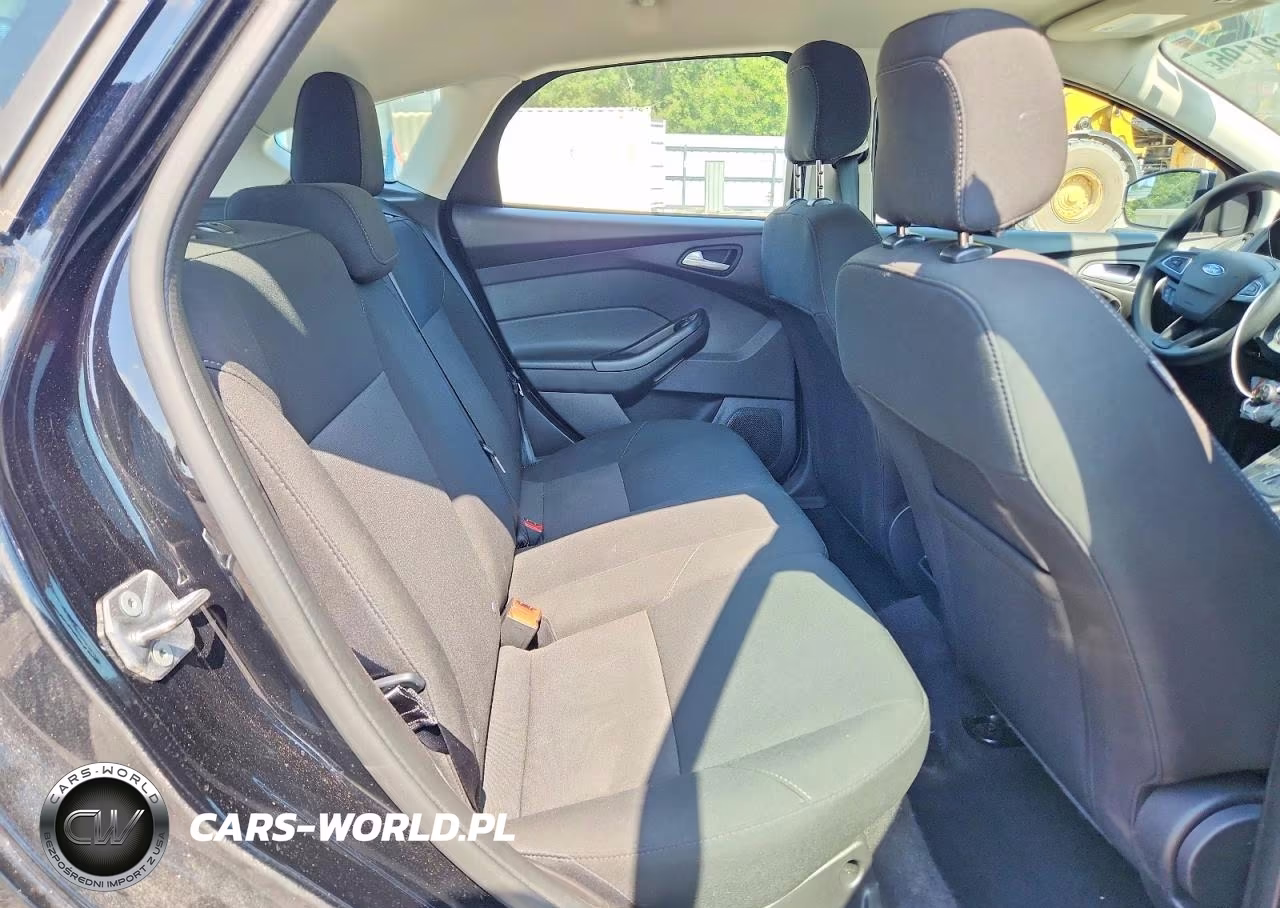 2018 Ford Focus Se VIN:1FADP3K20JL305078 - 10