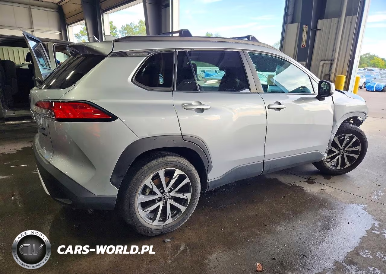 2022 Toyota Corolla Cross Xle VIN:7MUDAABG8NV005052 - 3