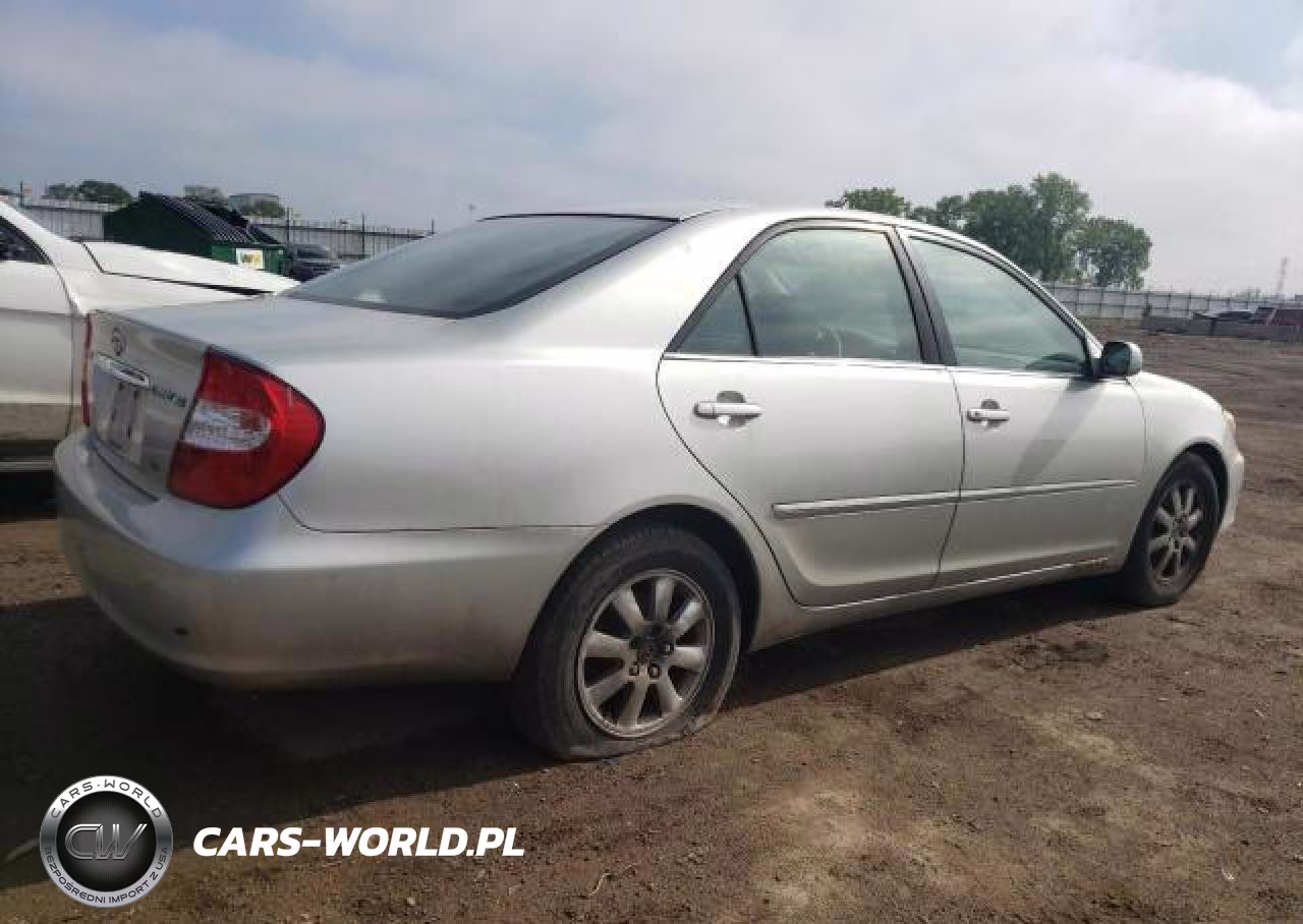 2002 Toyota Camry Le VIN:JTDBF30KX20001377 - 3