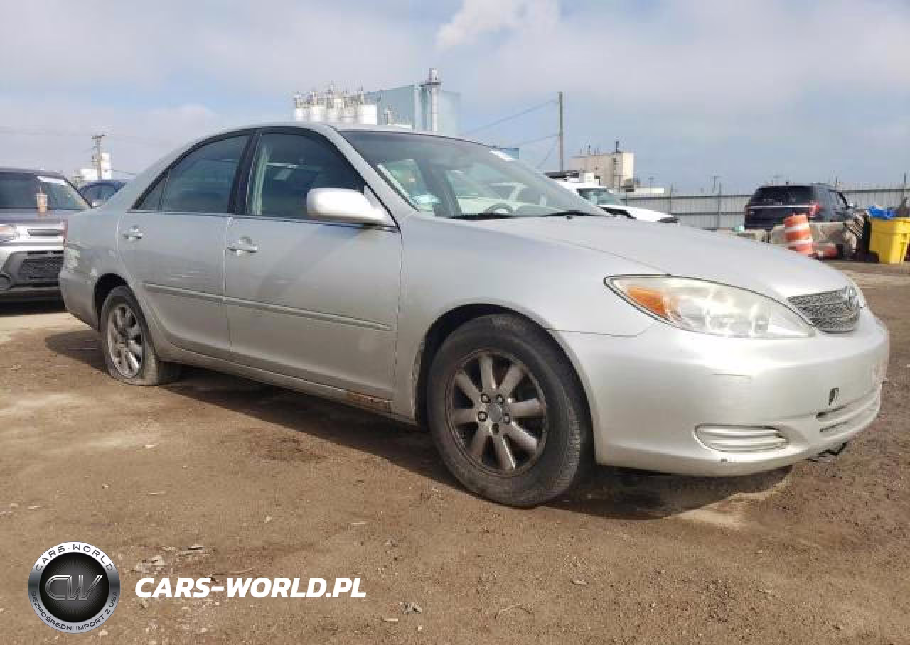 2002 Toyota Camry Le VIN:JTDBF30KX20001377 - 4