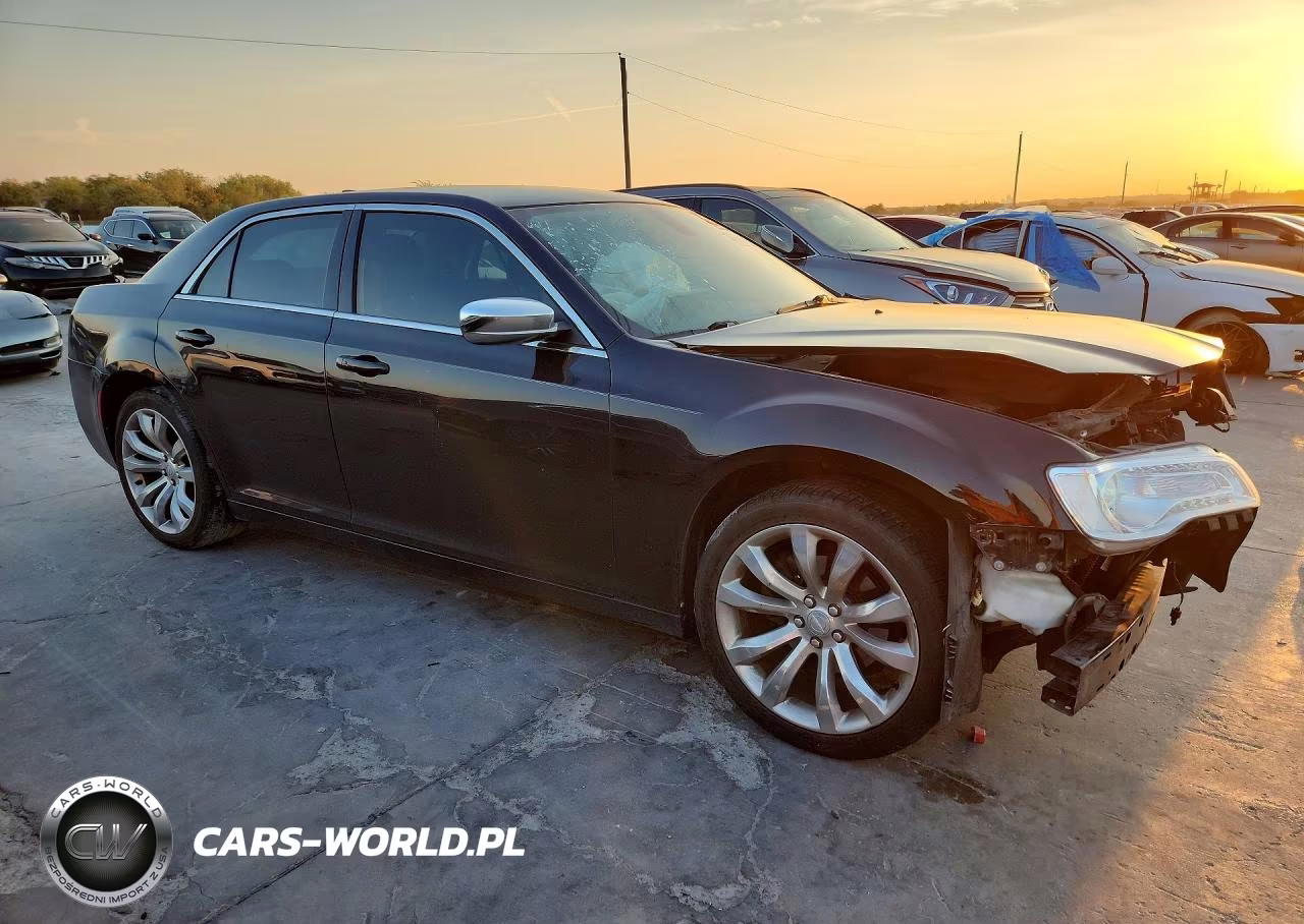 2019 Chrysler 300 VIN:2C3CCAAG9KH661180 - 4