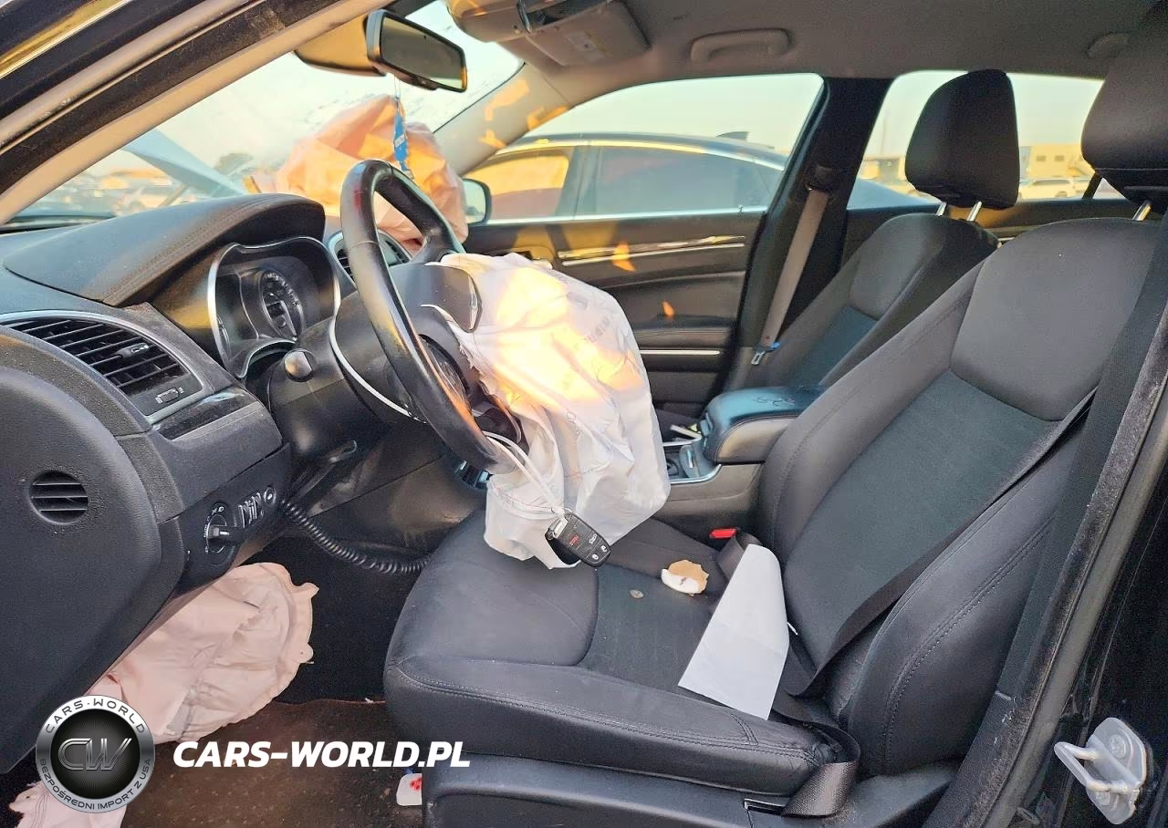 2019 Chrysler 300 VIN:2C3CCAAG9KH661180 - 7