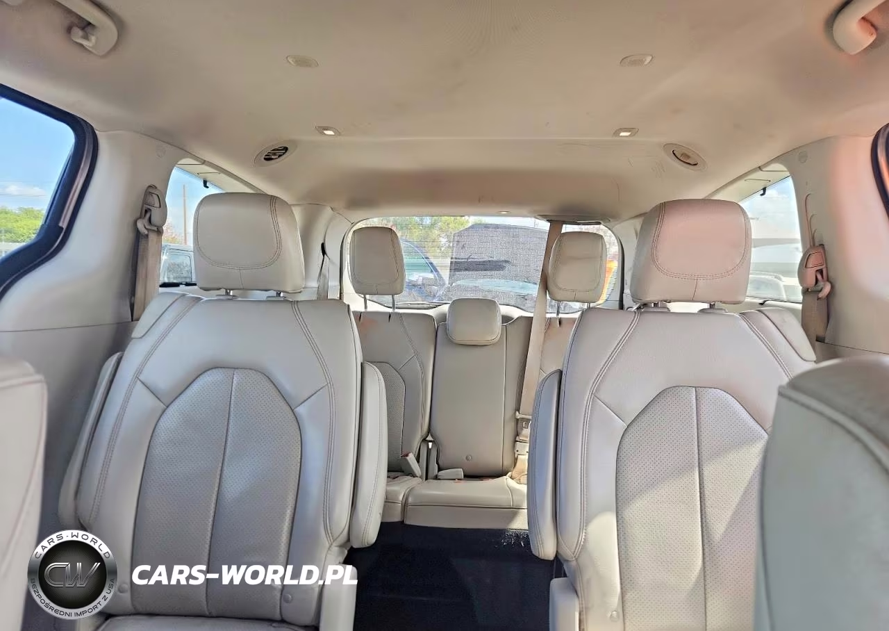 2018 Chrysler Pacifica Touring L Plus VIN:2C4RC1EG9JR139237 - 10