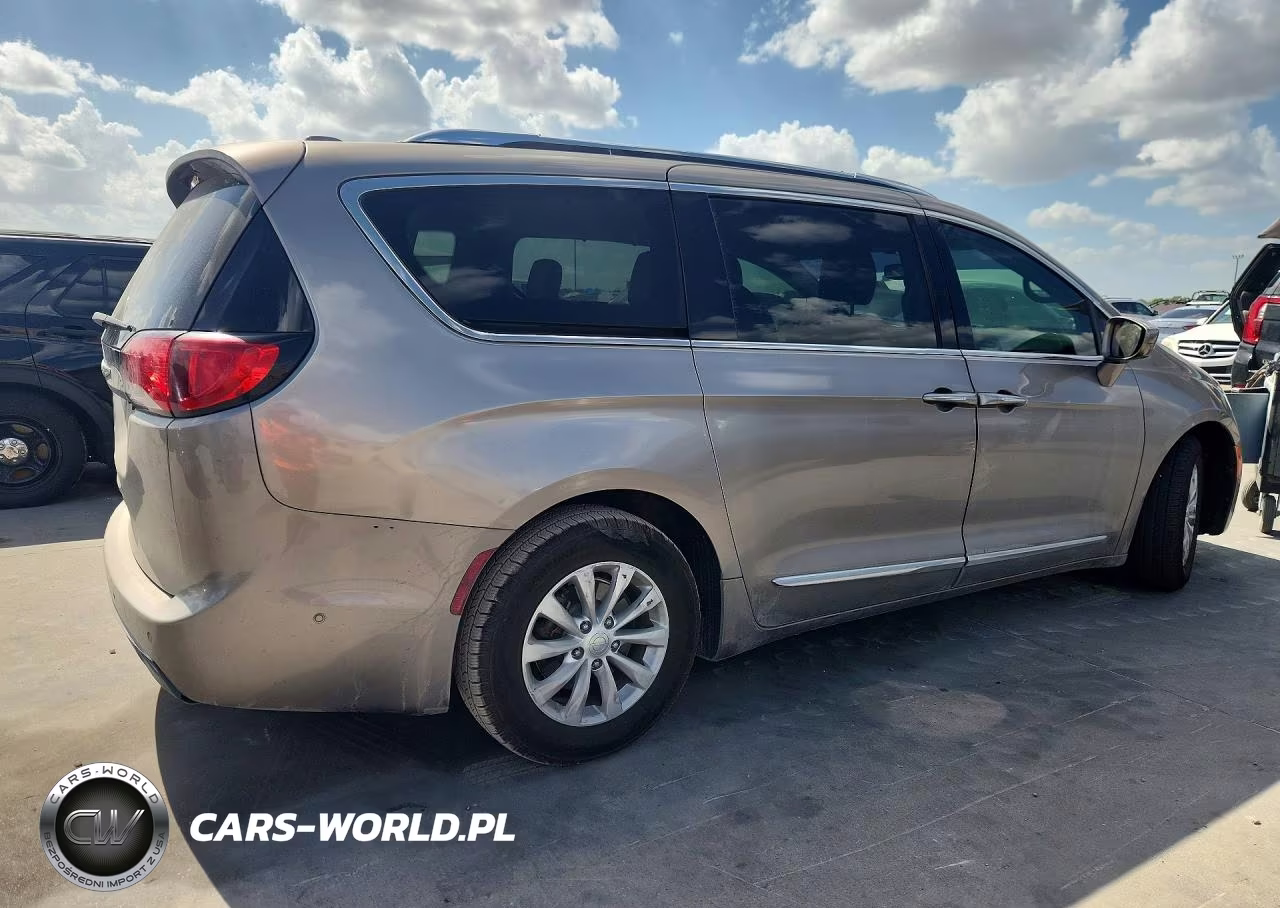 2018 Chrysler Pacifica Touring L Plus VIN:2C4RC1EG9JR139237 - 3