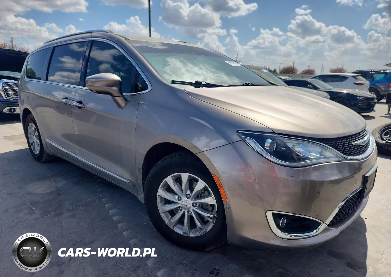 2018 Chrysler Pacifica Touring L Plus VIN:2C4RC1EG9JR139237 - 4