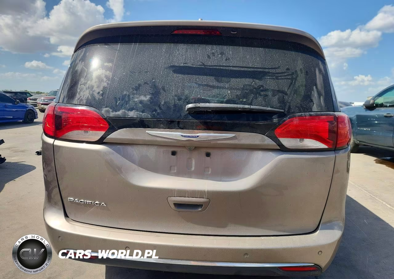 2018 Chrysler Pacifica Touring L Plus VIN:2C4RC1EG9JR139237 - 6