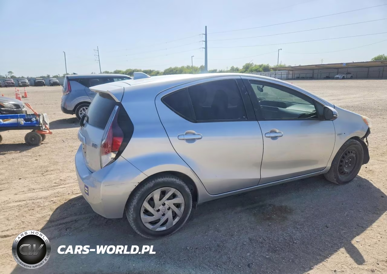 2015 Toyota Prius C Two VIN:JTDKDTB34F1584279 - 3