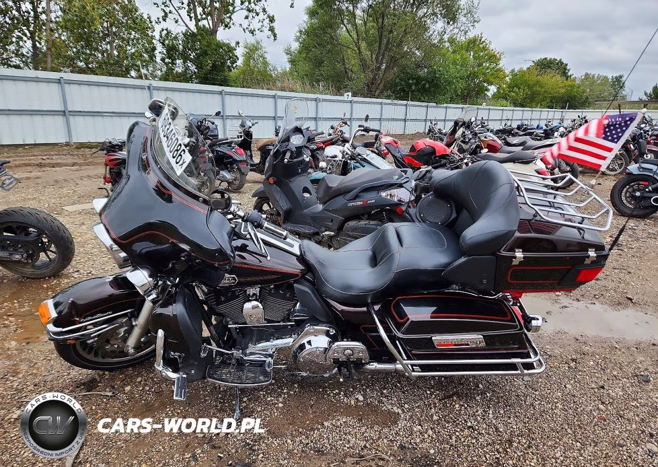 2011 Harley-Davidson Flhtcu VIN:1HD1FC415BB667613 - 3