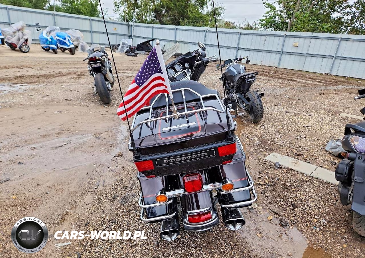 2011 Harley-Davidson Flhtcu VIN:1HD1FC415BB667613 - 4