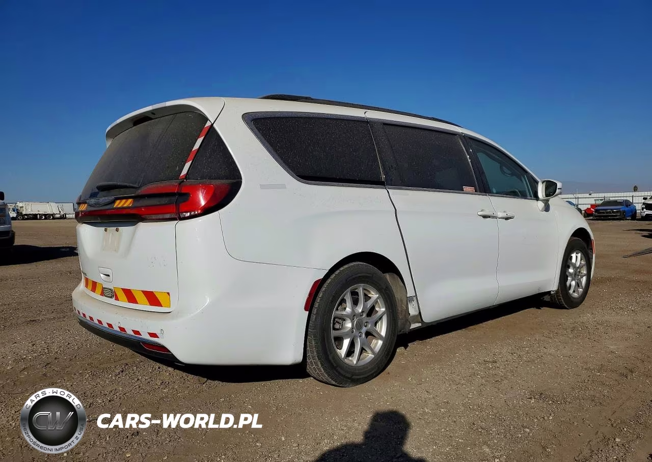 2022 Chrysler Pacifica Touring L VIN:2C4RC1BGXNR111358 - 3