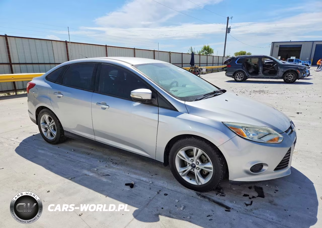 2014 Ford Focus Se VIN:1FADP3F22EL445617 - 4