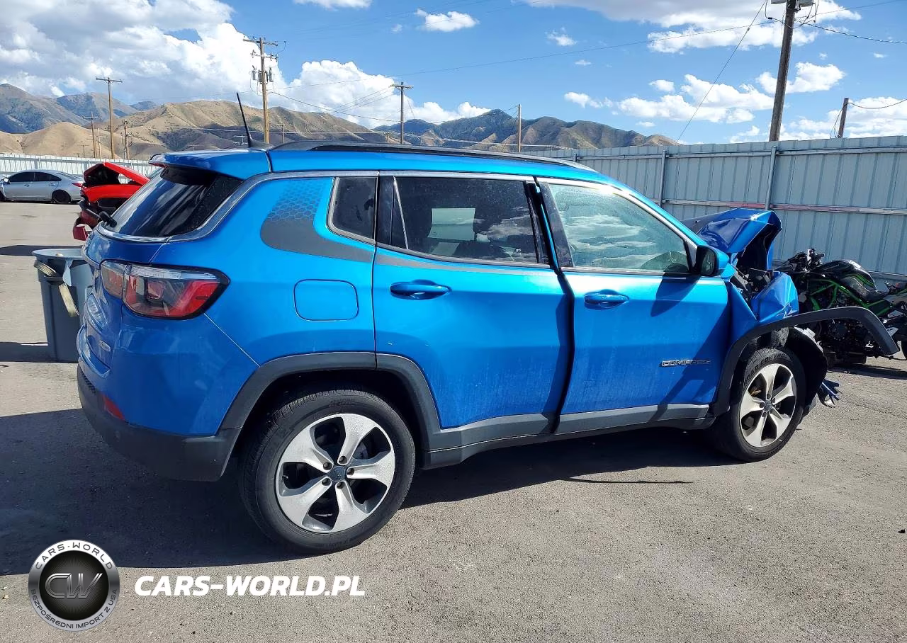 2018 Jeep Compass Latitude VIN:3C4NJDBB0JT104811 - 3