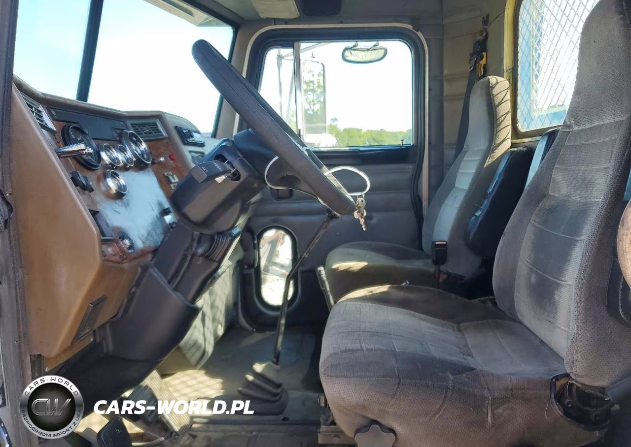 2001 Peterbilt 330 - Flat Bed Truck VIN:2NPNHD6X41M569747 - 7
