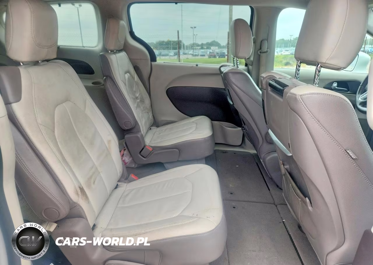 2018 Chrysler Pacifica Touring L Plus VIN:2C4RC1EG1JR234584 - 11