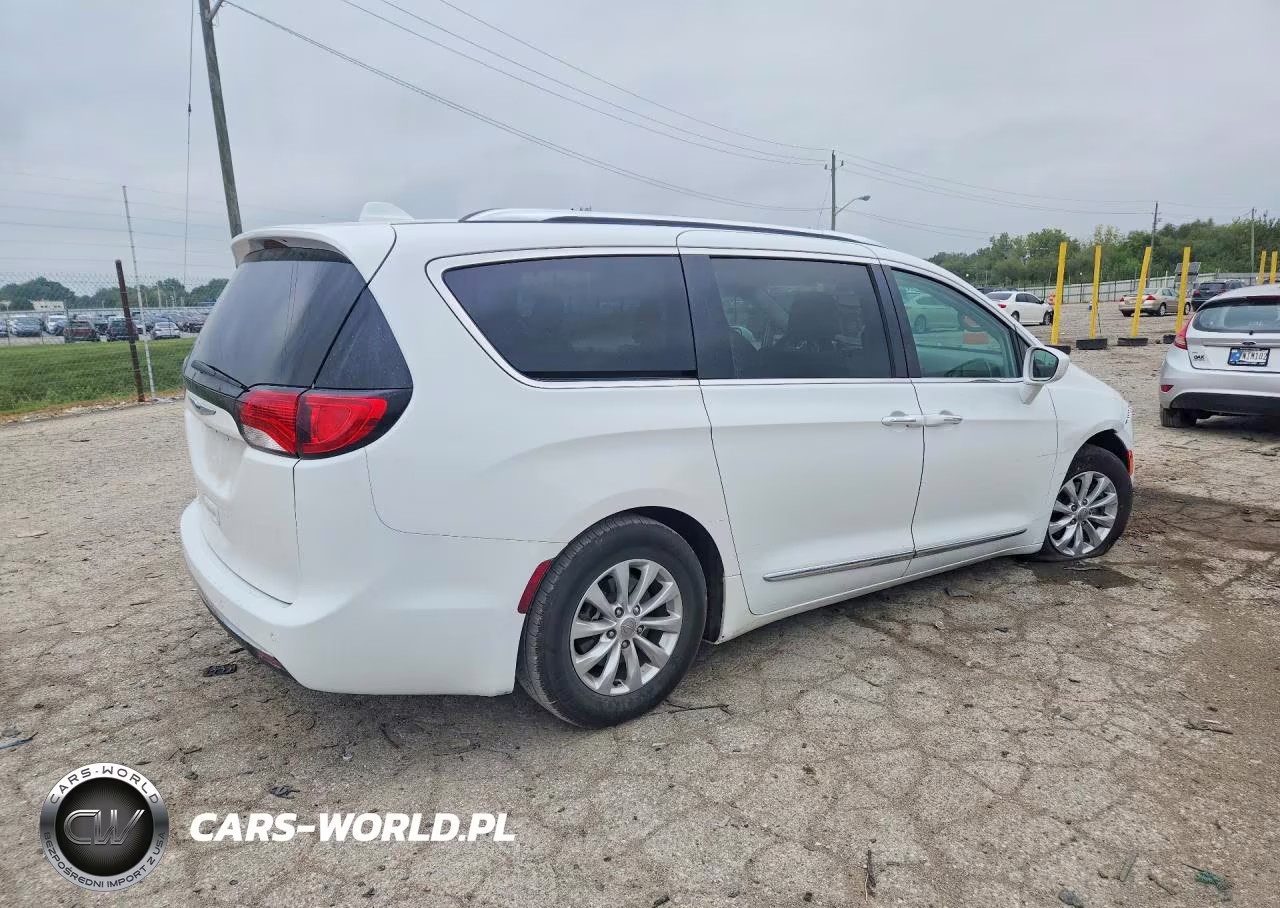 2018 Chrysler Pacifica Touring L Plus VIN:2C4RC1EG1JR234584 - 3
