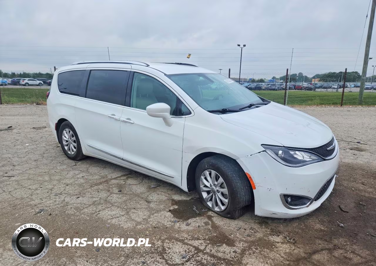 2018 Chrysler Pacifica Touring L Plus VIN:2C4RC1EG1JR234584 - 4