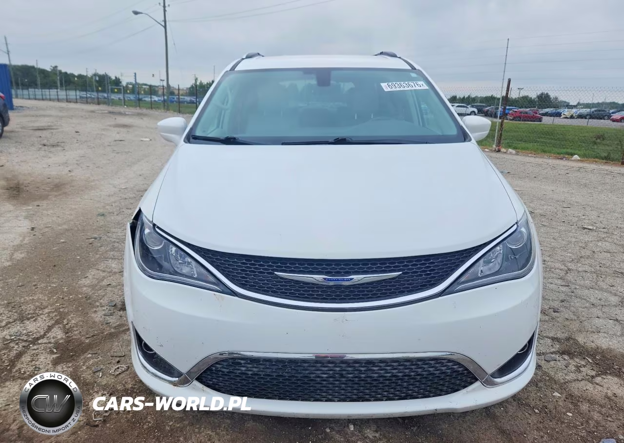 2018 Chrysler Pacifica Touring L Plus VIN:2C4RC1EG1JR234584 - 5