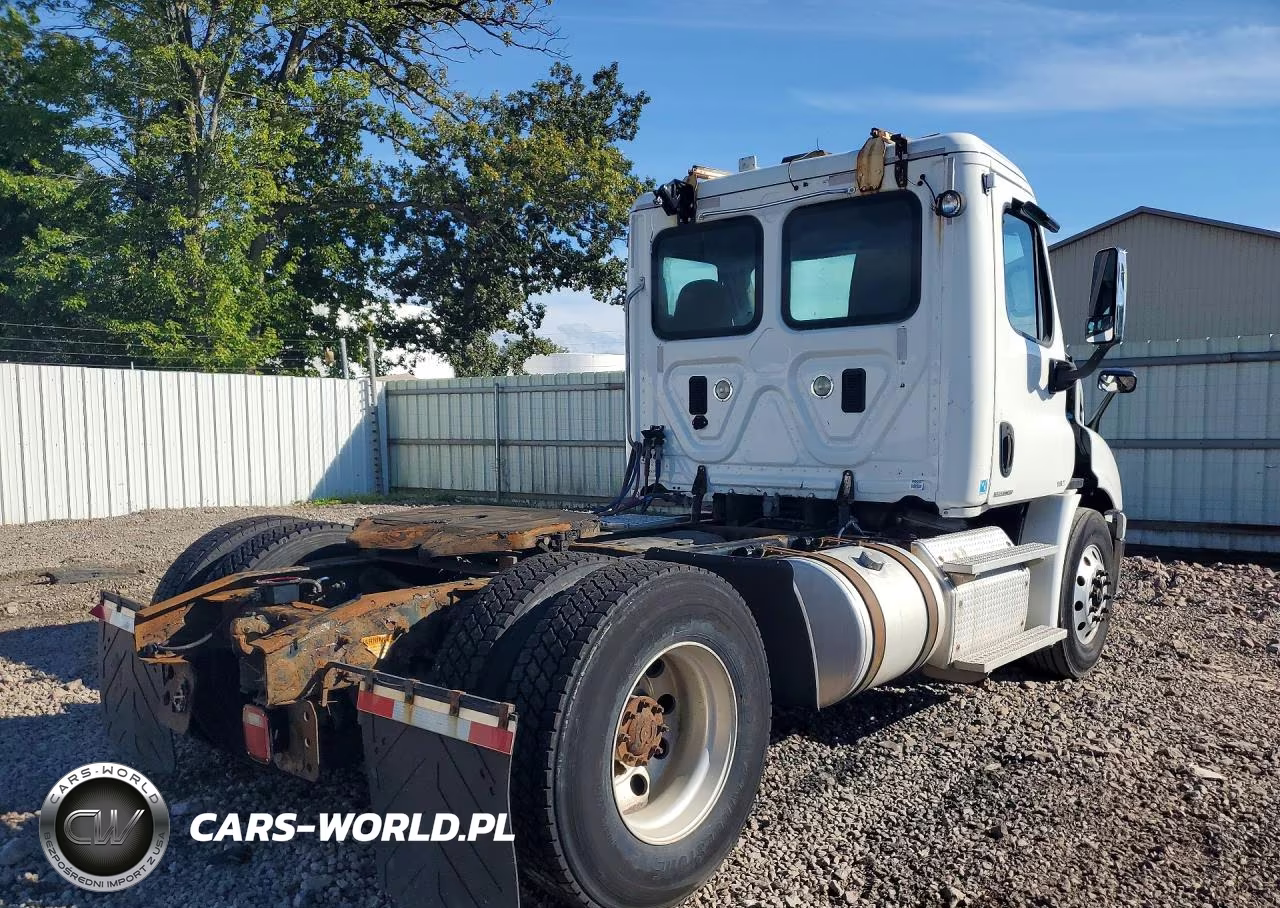 2012 Freightliner Cascadia 113 VIN:1FUBGADV1CSBS4878 - 3