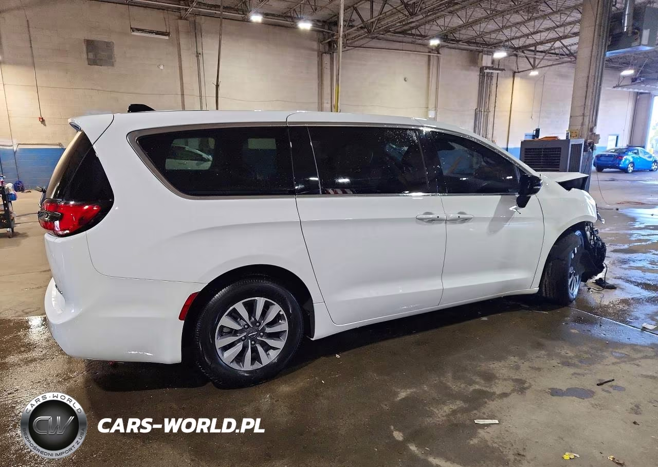 2025 Chrysler Pacifica Hybrid Select VIN:2C4RC1S74SR575693 - 3